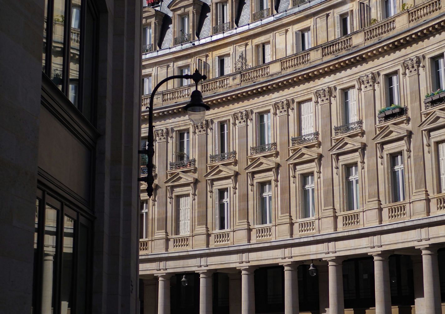 Façade haussmannienne et sa colonnade, au cœur de Paris